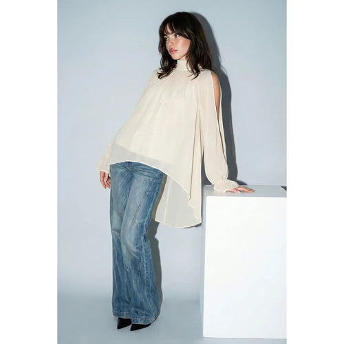 Top Chiffon com Ombros à Mostra e Bainha Irregular