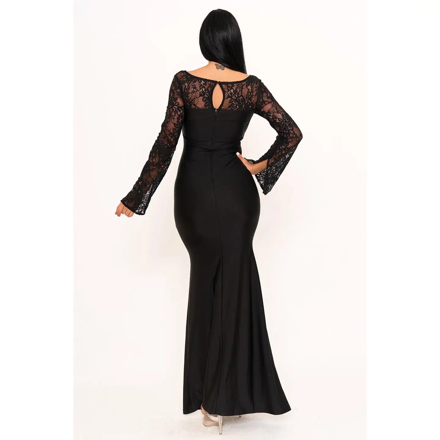 VESTIDO MAXI DE RENDA COM DECOTE 'KEYHOLE' EM PRETO
