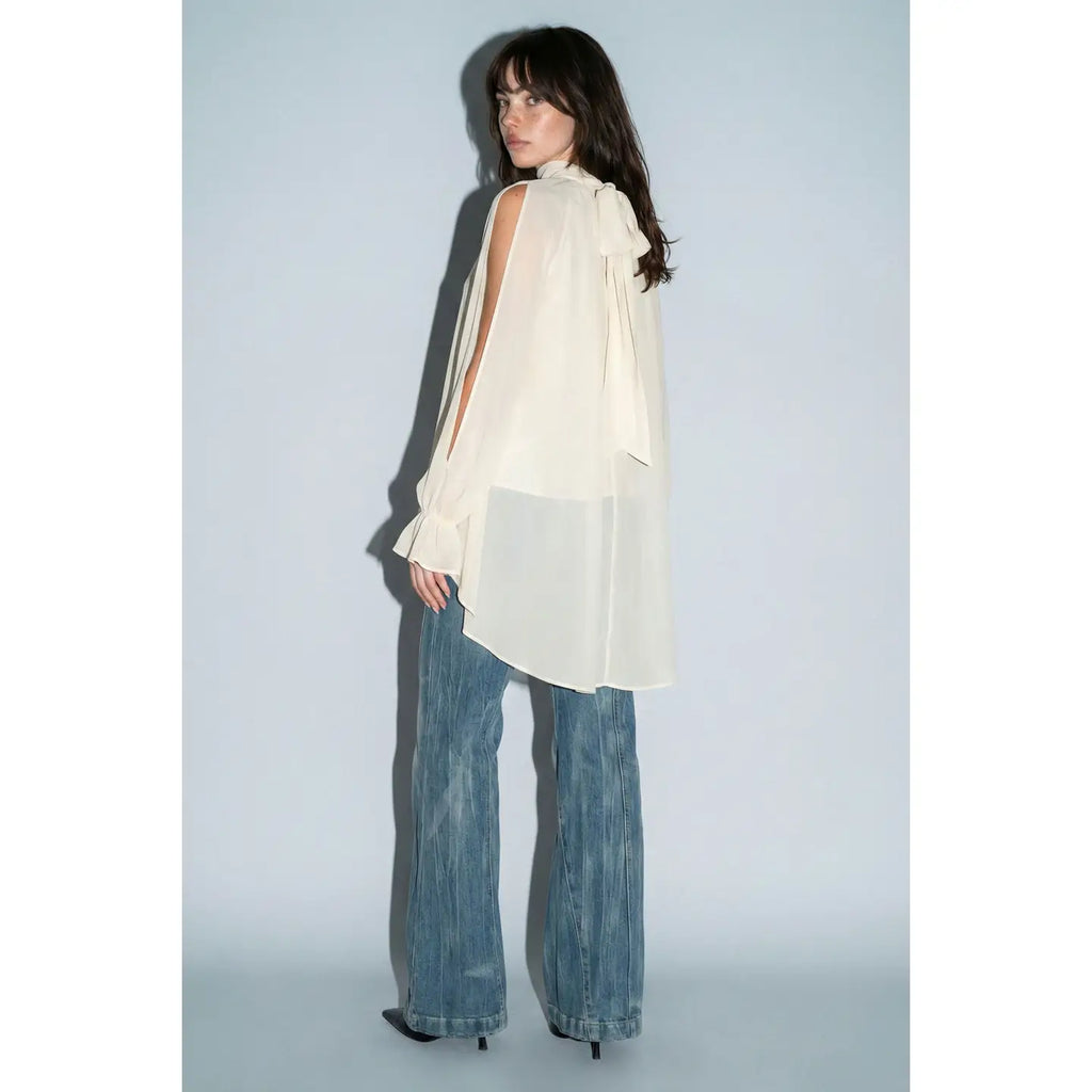 Top Chiffon com Ombros à Mostra e Bainha Irregular