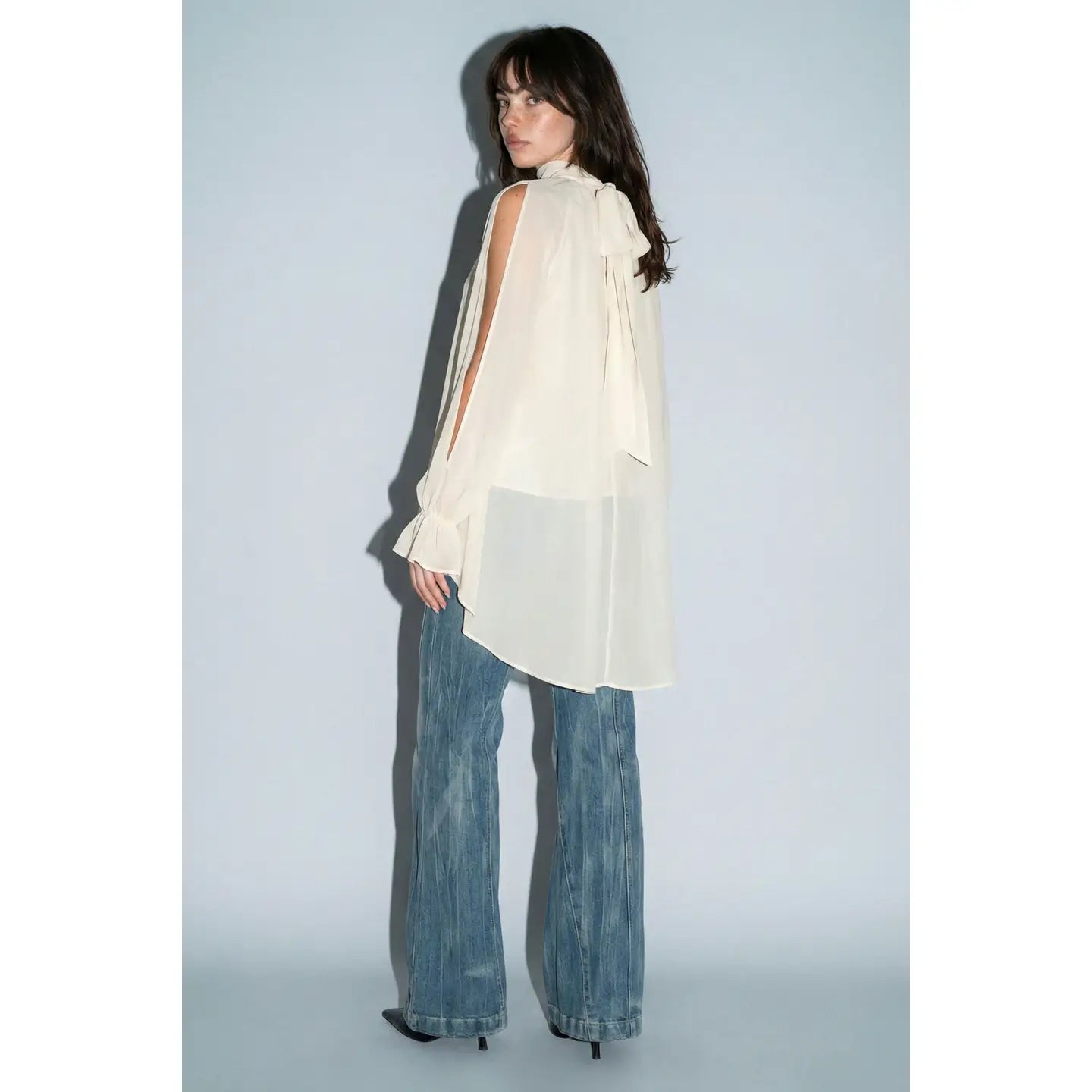 Top Chiffon com Ombros à Mostra e Bainha Irregular